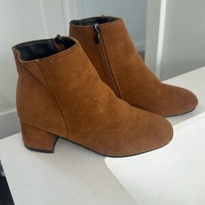 Women’s chunky heel bootie, side zipper